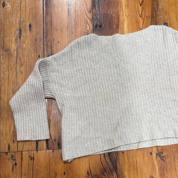 Vince Cream Crew Neck Cropped Sweater Minimalist Style Size Large - Picture 8 of 10